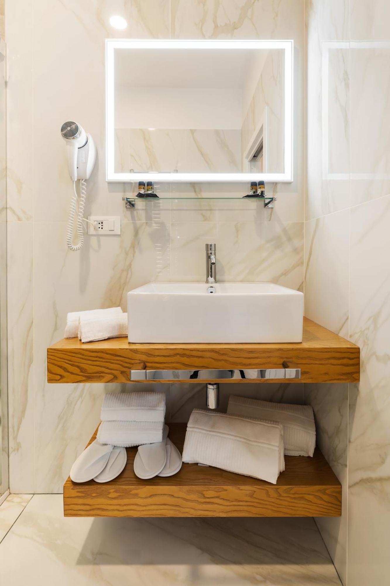 Albadea Deco&Jacuzzi Hotel Rome Bagian luar foto